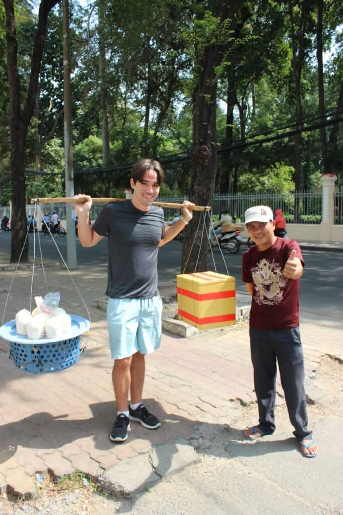 Vendendo coco no Vietnã